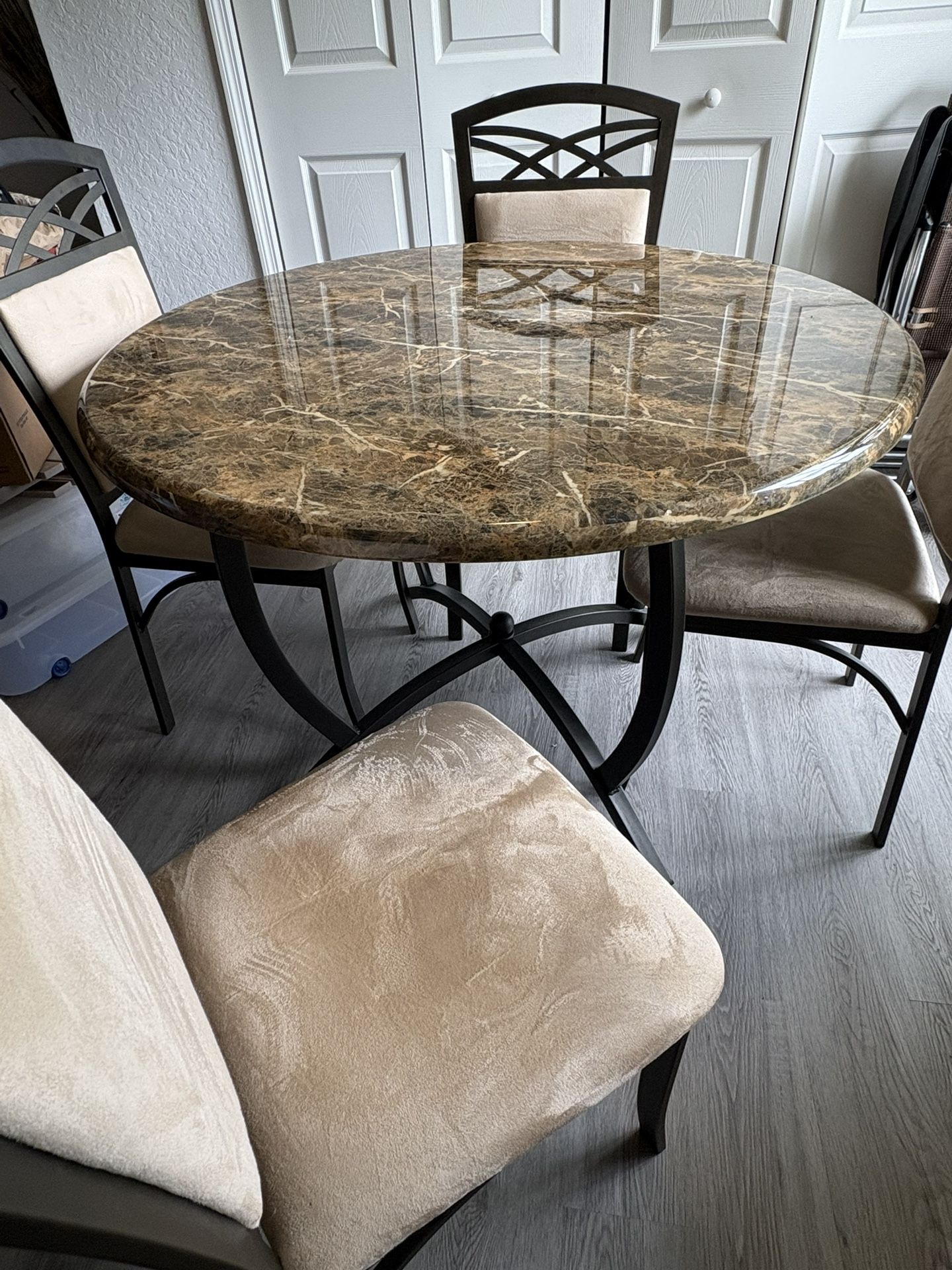 42” Round Dinning Table With 4 Chairs