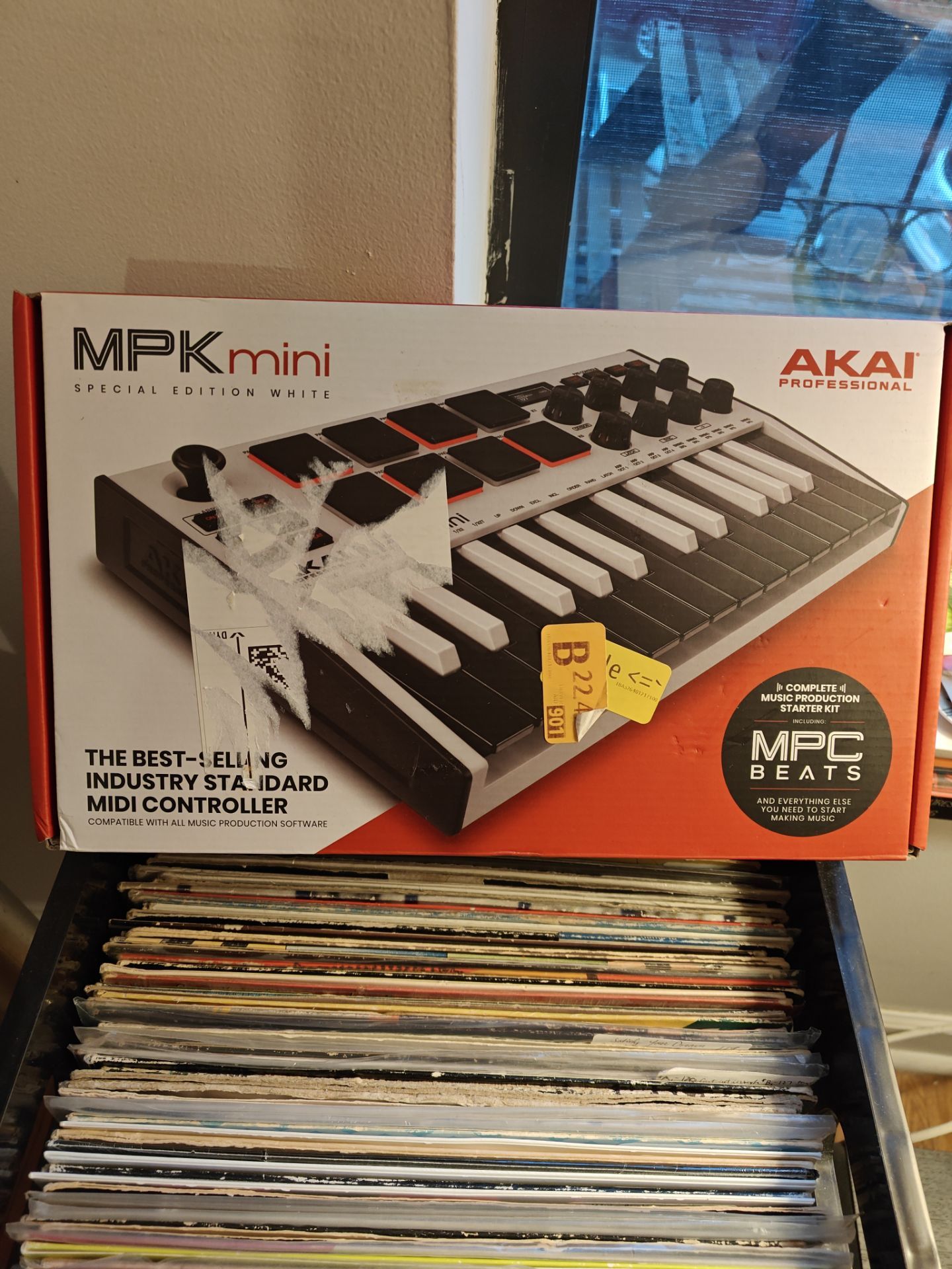 New Akai MPK Mini (Special Edition White) Midi Controller
