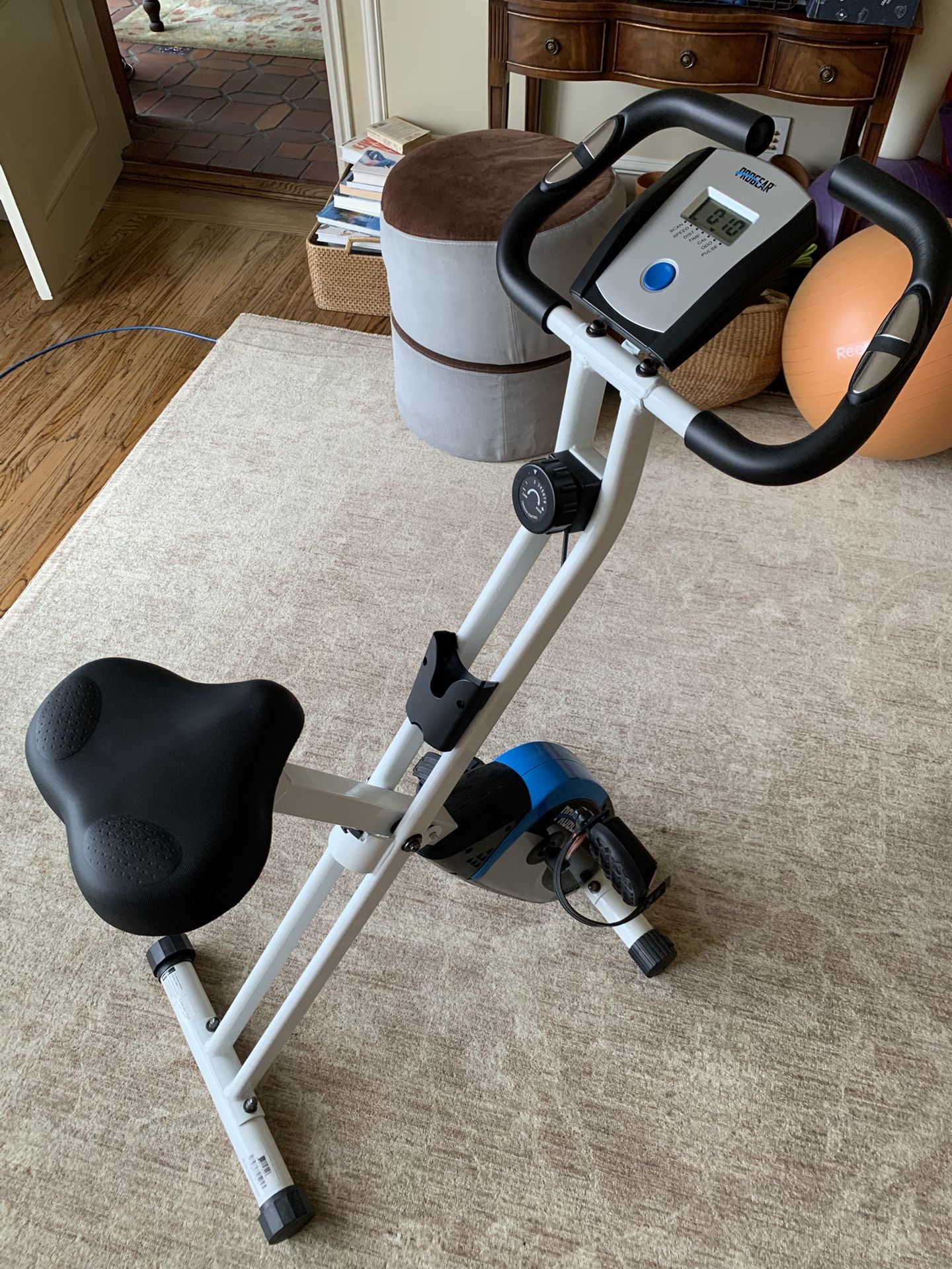 Exercise bike - sturdy and compact
