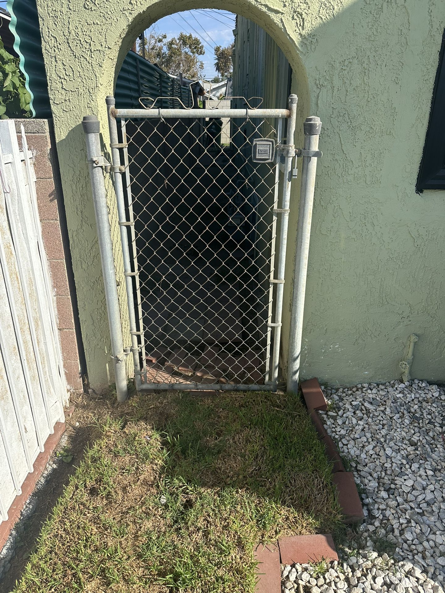 Side Gate