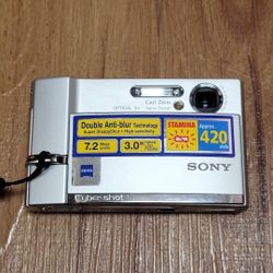Sony Cybershot DSC-T30 7.2 Megapixel Compact Digital Camera 3x Optical Zoom with Charger and 2 Batteries