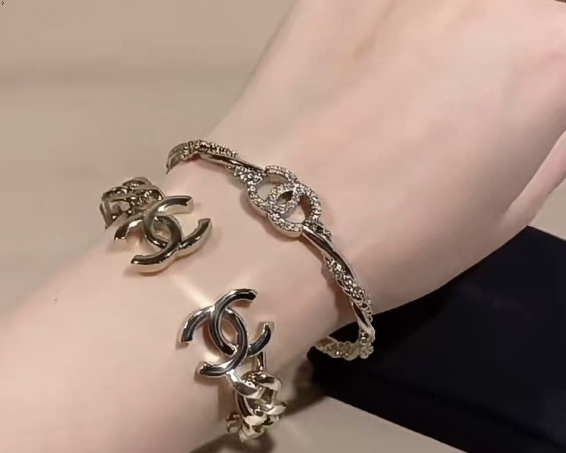 Is there anyone who likes the light gold bracelet that comes with the bag?