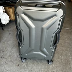 American tourister medium suitcase