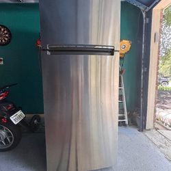 WIRLPOOL REFRIGERATOR 