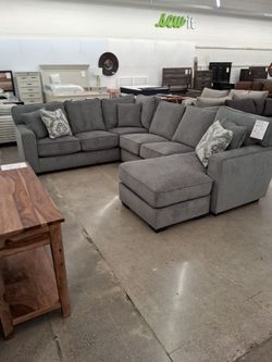 PARTY SIZED GRAY SECTIONAL W/ FLOATING CHASE