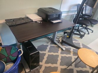 Adjustable standing desk