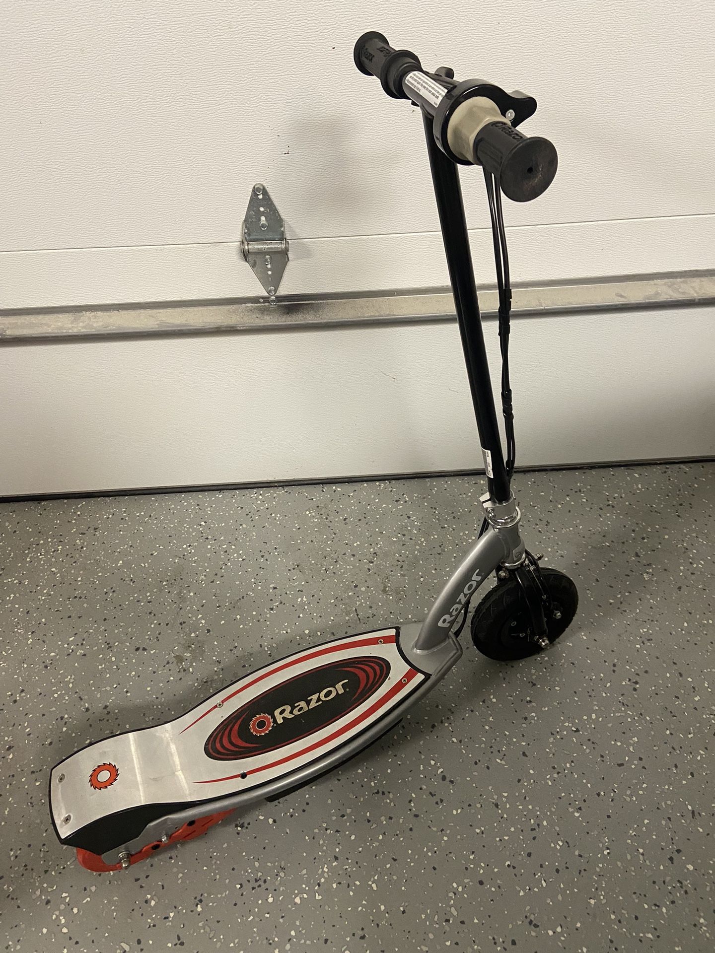 Razor Electric Scooter E125 Used Silver works perfect, battery just fine, with charger