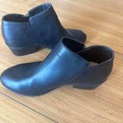 NEW Women’s New Black Boots  Size 7 1/2 W