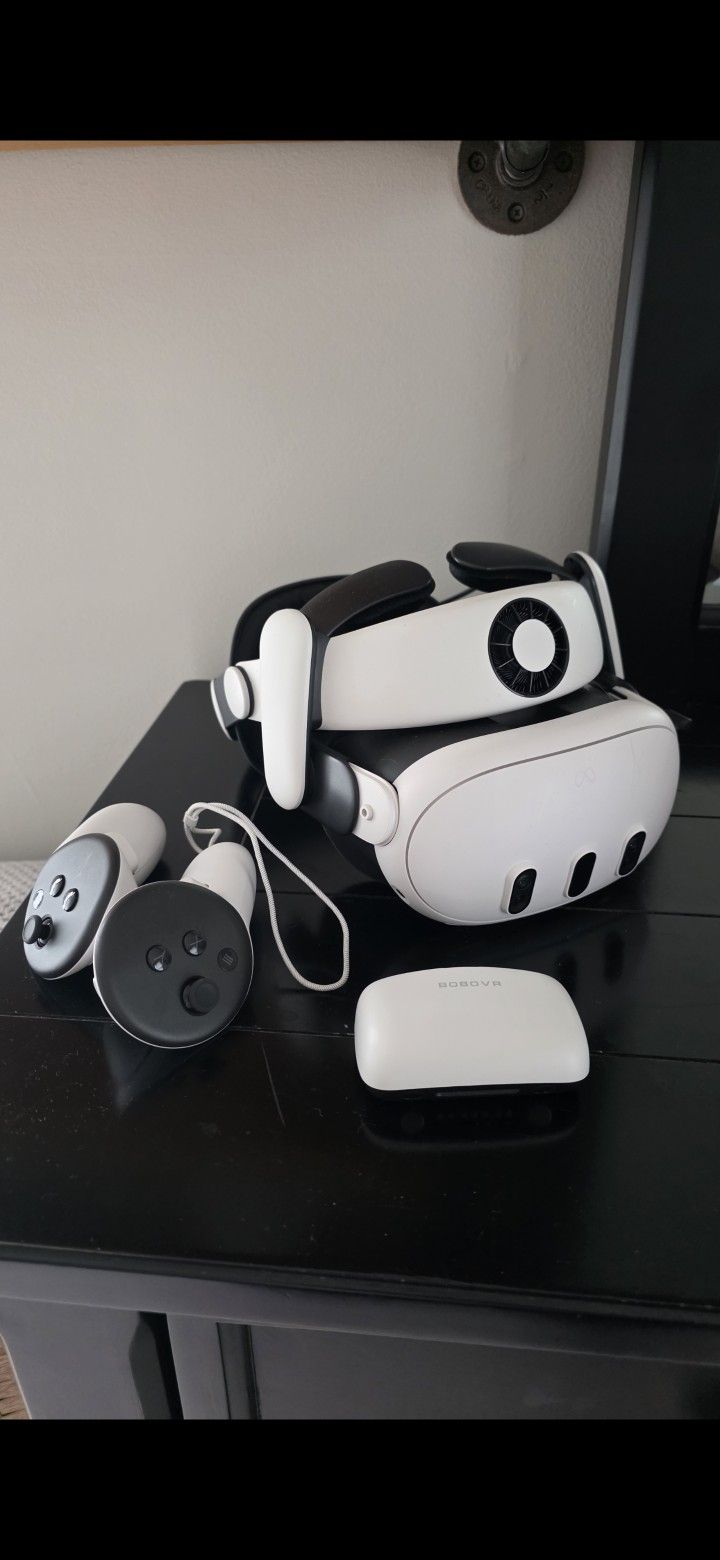 Oculus Quest 3 + Bobovr Head strap with battery