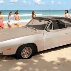 Maisto Special Edition Diecast 1969 Dodge Charger R/T Pearl White 1:18 New Diecast Car