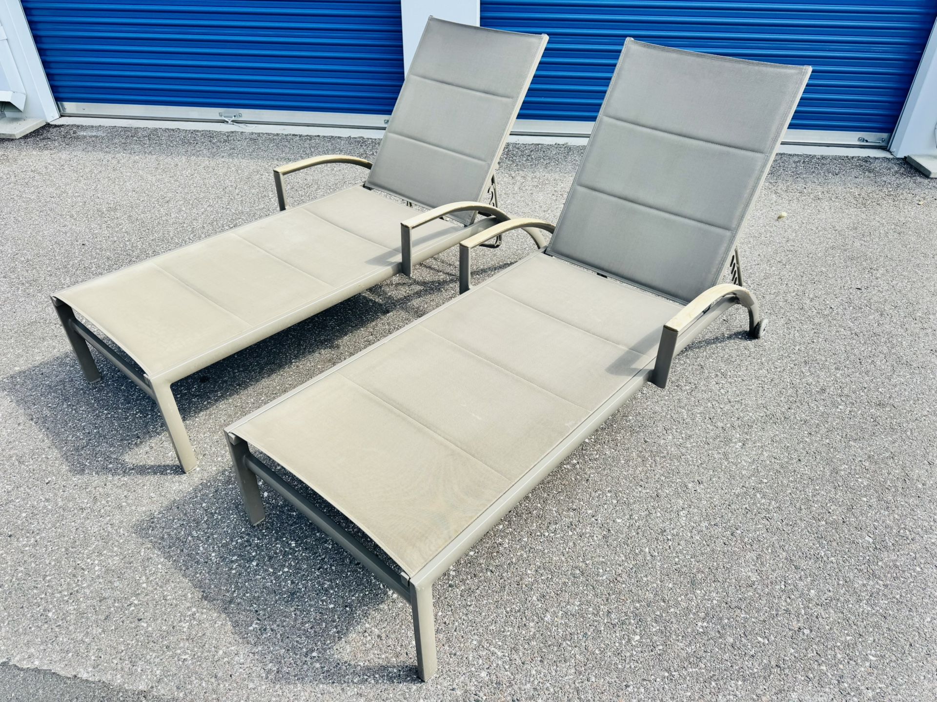 ROOMS TO GO SOLANA OUTDOOR PATIO CHAISE ALUMINUM TEAK WOOD CHAIRS (1,000value)