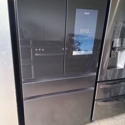  refrigerador de 4 puertas marca Samsung es de pantalla de 36 de ancho por 68 y media de alto 29 de profundidad está nuevo