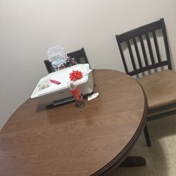 Round table with 4 chairs 