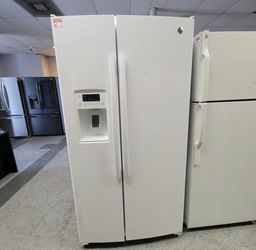 GE Side‑by‑Side Fridge – White, Ice & Water Dispenser