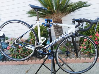 Specialized allez roadbike size medium shimano claris 16 speeds..