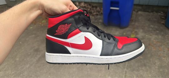 Air jordan 1 mid bred toe