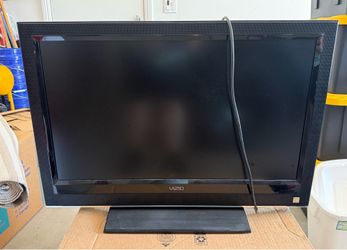 32” LCD flatscreen 1080i tv w/ remote