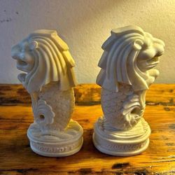 PAREJA ANTIGUA DE LEONES DE PORCELANA LECHE Mide 8 Plg
