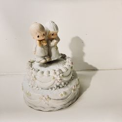 Precious Moments Enesco Bride and Groom 1981 The Lord    Musical Bride & Groom Figurine, 