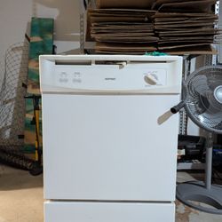 Hotpoint White Dishwasher 