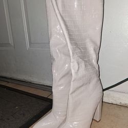 Cream colored boots size 8.5  EUR39