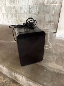 Black mini fridge can be used for skin care products