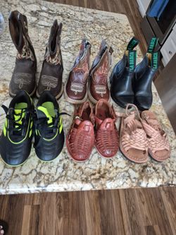 Botas, huarache artesanal y zapatos de fútbol