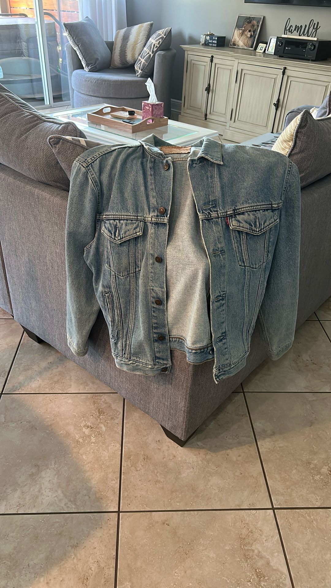 Men’s Levi Jean Jacket. Large