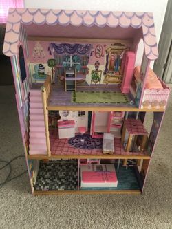 Barbie house with some accessories
