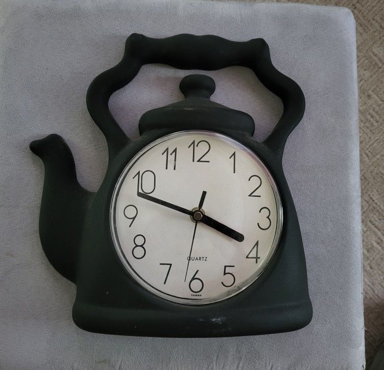 CLOCK, Kitchen Clock.  10 X 10". Battery Operated 