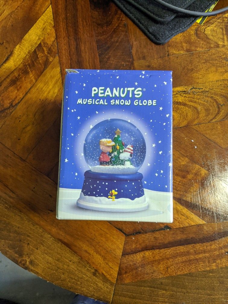 Hallmark Peanuts Christmas Snow Globe
