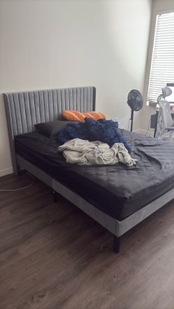 Bed frame + mattress Queen