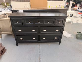 Jerome’s Modern Classics Black 6-Drawer Dresser