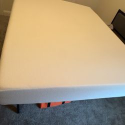 Zinus (Queen) memory foam mattress - 8 inch