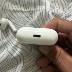 AirPod Case With R EARBUD