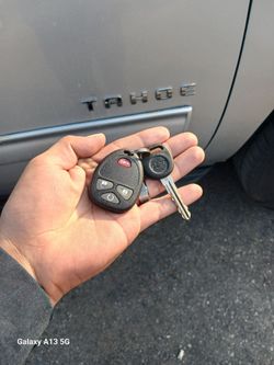 Car Keys And Remotes  / Llaves De Carro Y Controlles