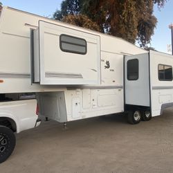 Arctic Fox 5th Wheel Camp Trailer