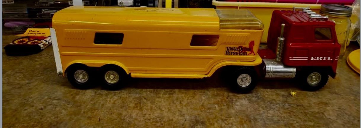 Vintage Toy ERTL Vista dome Horse Van Trailer/ Rare