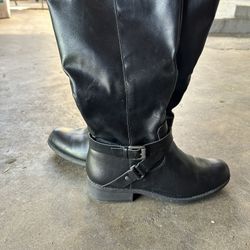 Boots ( Size 8 ) 20$ Each