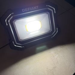 Defiant Magnetic Rechargeable LED Light 3000 Lumens Brand New