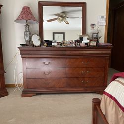Queen Bedroom Suite, Includes 7 Pieces