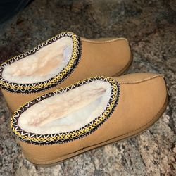 Women’s size US 9 Tasman Slippers