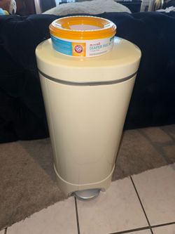 Munchkin STEP Diaper Pail, Powered by Arm & Hammer™