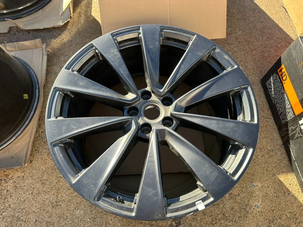 (1) Rear 2023 Tesla Model X Plaid Wheel Original