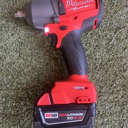  Milwaukee M18 1/2" Mid-Torque Impact Wrench with Friction Ring (FMTIWF12) and M18 REDLITHIUM™ XC5.0 Extended Capacity Battery This listing offers a p