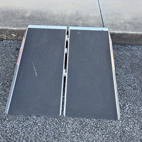 Aluminum Folding Threshold Ramp. 36" X 30"