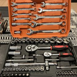 82 piece socket and wrench set with case