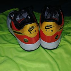 Tenis Nike Blancos Con Naranja En La Parte De Atras Talla 10  