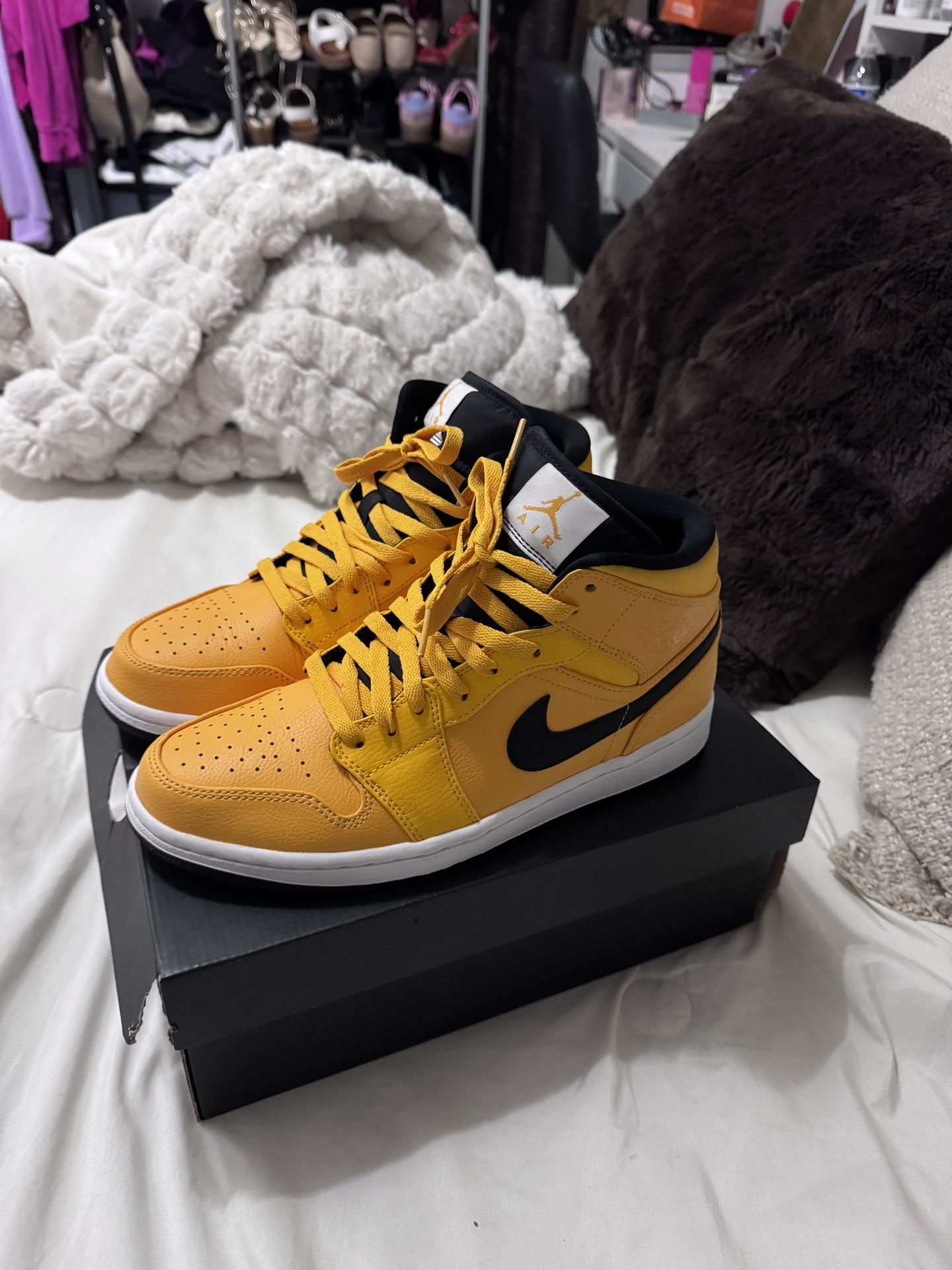 Jordan 1 Mid University Gold