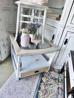 Side Table / Accent Table / End Table